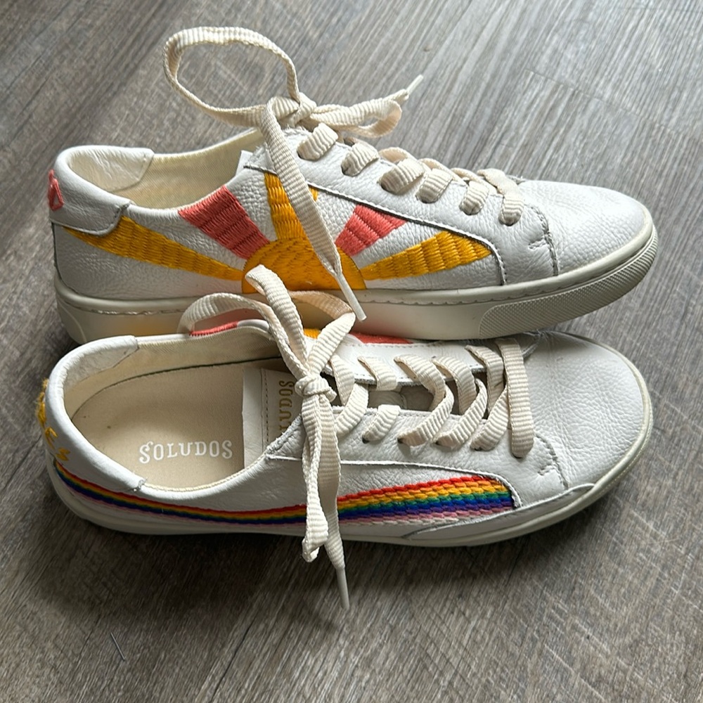 Super awesome SOLUDOS rainbow 🌈 wave sneakers. Size 7!!
